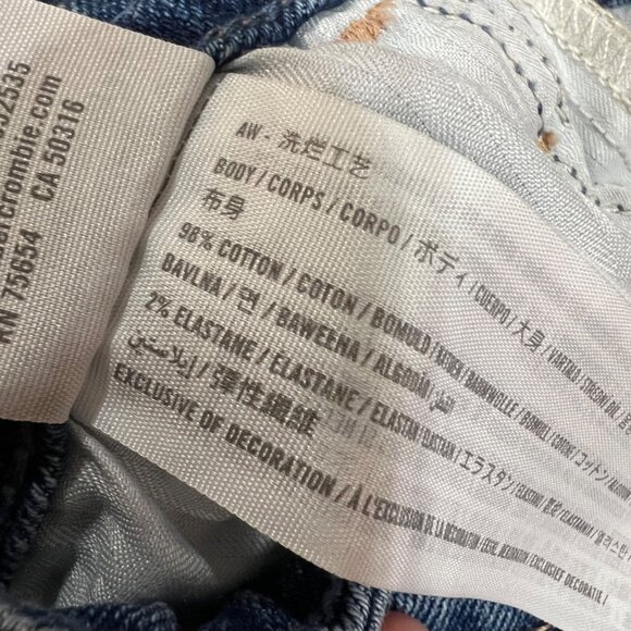 Hollister Curvy High Rise Mom Jeans Patchwork Denim Two Tone Blue Size 26 NWT - Picture 7 of 9